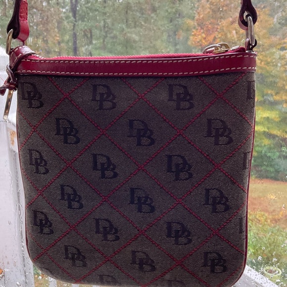 Chic DOONEY and BOURKE Burgundy Crossbody Bag - Picture 5 of 9